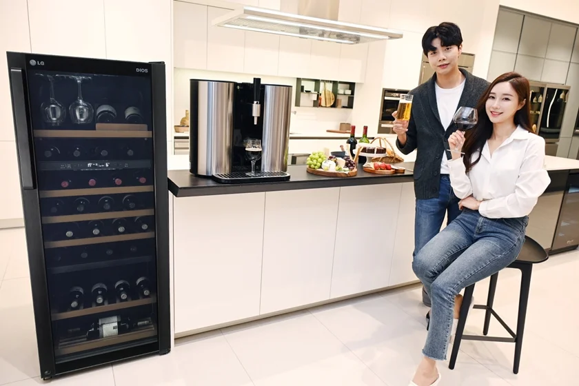 LG전자의 디오스 와인셀러와 프리미엄 수제맥주제조기 홈브루가 홈술족들의 관심이 높아지면서 판매가 크게 늘고 있다. 모델들이 LG 디오스 와인셀러(모델명:W855B, 사진 왼쪽)와 LG 홈브루를 소개하고 있다. LG전자의 디오스 와인셀러와 프리미엄 수제맥주제조기 홈브루가 홈술족들의 관심이 높아지면서 판매가 크게 늘고 있다. 모델들이 LG 디오스 와인셀러(모델명:W855B, 사진 왼쪽)와 LG 홈브루를 소개하고 있다.