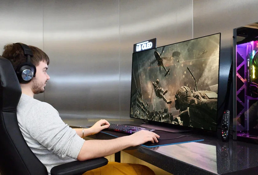  LG전자가 러시아에서 LG 올레드 TV를 앞세워 체험 마케팅을 강화한다. LG전자는 모스크바 소재 프리미엄 게이밍 라운지에 올레드 TV, 울트라기어 게이밍 모니터 등을 공급했다. 모델들이 VIP 전용 게이밍 공간에 조성된 체험존에서 LG 올레드 TV로 게임을 즐기고 있다.