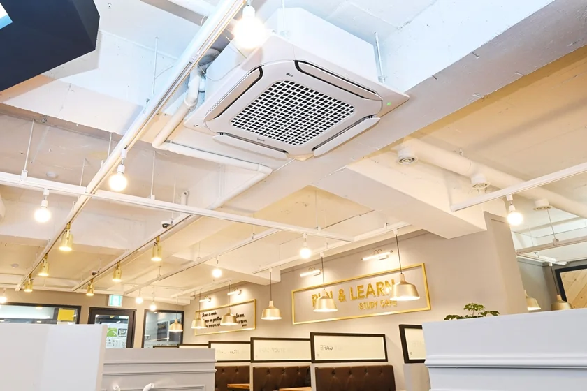 서울 남가좌동에 위치한 런앤런스터디카페에 설치된 LG 휘센 듀얼베인 시스템 에어컨. 이 제품은 업계 최초로 글로벌 안전인증기관인 UL(Underwriters Laboratories)의 실내공기질 안전성 인증인 '그린가드(GREENGUARD)' 인증을 받았다.