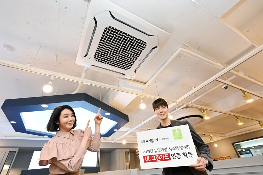 모델이 서울 남가좌동에 위치한 런앤런스터디카페에 설치된 LG 휘센 듀얼베인 시스템 에어컨을 소개하고 있다. 이 제품은 업계 최초로 글로벌 안전인증기관인 UL(Underwriters Laboratories)의 실내공기질 안전성 인증인 '그린가드(GREENGUARD)' 인증을 받았다.
