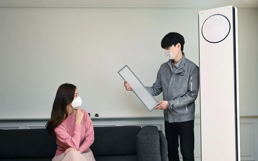 LG전자가 휘센 에어컨 사용 고객들을 위해 16일부터 5월 말까지 사전점검 서비스를 실시한다. LG전자 서비스 엔지니어(사진 오른쪽)가 '휘센 에어컨 사전점검 서비스'를 진행하고 있다. LG전자가 휘센 에어컨 사용 고객들을 위해 16일부터 5월 말까지 사전점검 서비스를 실시한다. LG전자 서비스 엔지니어(사진 오른쪽)가 '휘센 에어컨 사전점검 서비스'를 진행하고 있다.