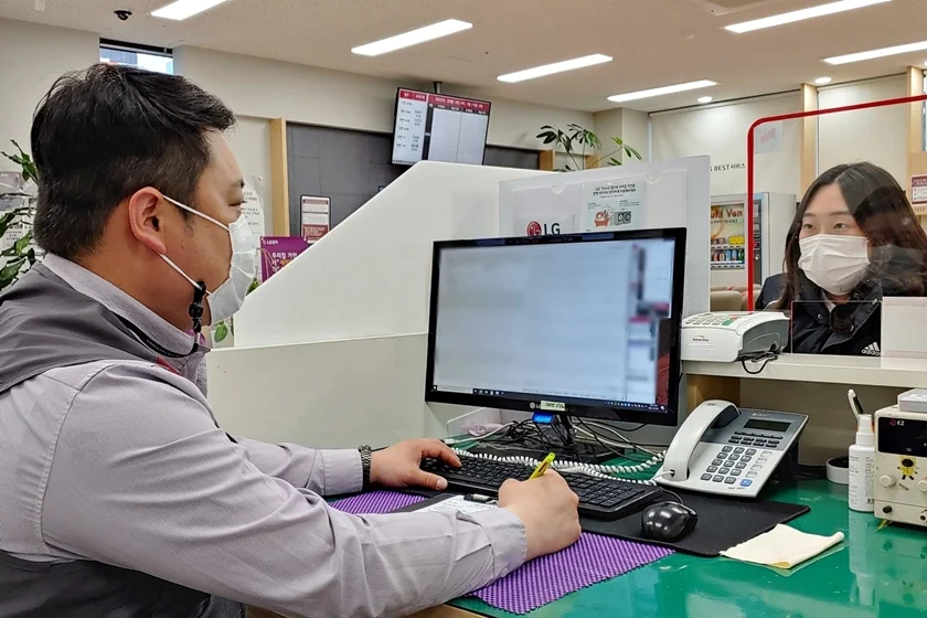 LG전자 직원이 서비스센터에서 원뷰 시스템을 활용해 고객을 응대하고 있다. LG전자 직원이 서비스센터에서 원뷰 시스템을 활용해 고객을 응대하고 있다.