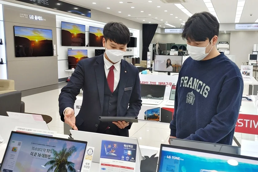 LG전자 베스트샵 직원이 원뷰 시스템을 활용해 고객을 응대하고 있다. LG전자 베스트샵 직원이 원뷰 시스템을 활용해 고객을 응대하고 있다.