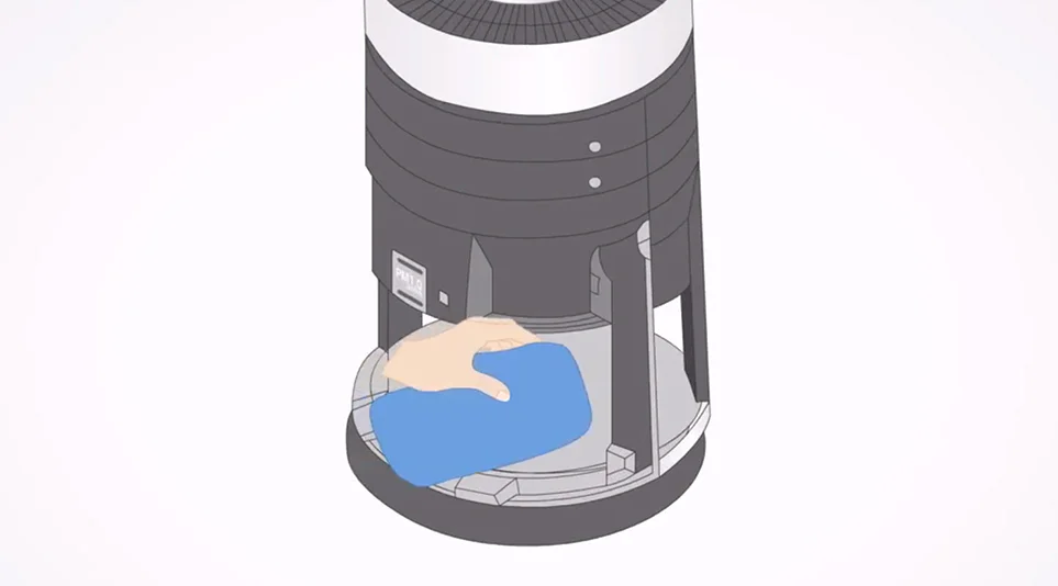 필터를 넣기전, 꺼낸 자리를 부드러운 천으로 닦는 모습