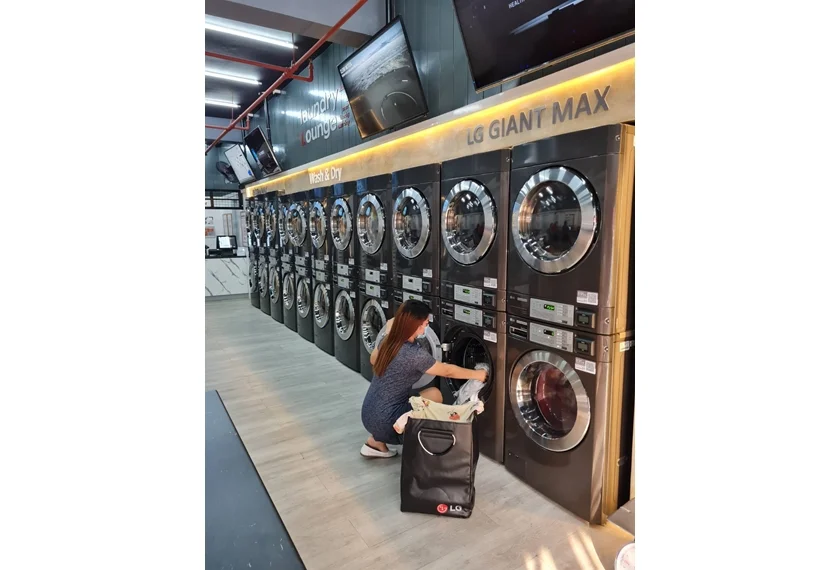 LG전자가 최근 오픈한 필리핀 마닐라 소재 '스마트 론드리 라운지(Smart Laundry Lounge)'에 상업용 세탁기·건조기를 공급했다. 고객이 ‘스마트 론드리 라운지’에서 LG 상업용 세탁기를 사용하고 있다.