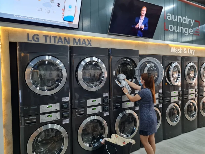LG전자가 최근 오픈한 필리핀 마닐라 소재 '스마트 론드리 라운지(Smart Laundry Lounge)'에 상업용 세탁기·건조기를 공급했다. 고객이 ‘스마트 론드리 라운지’에서 LG 상업용 건조기를 사용하고 있다.