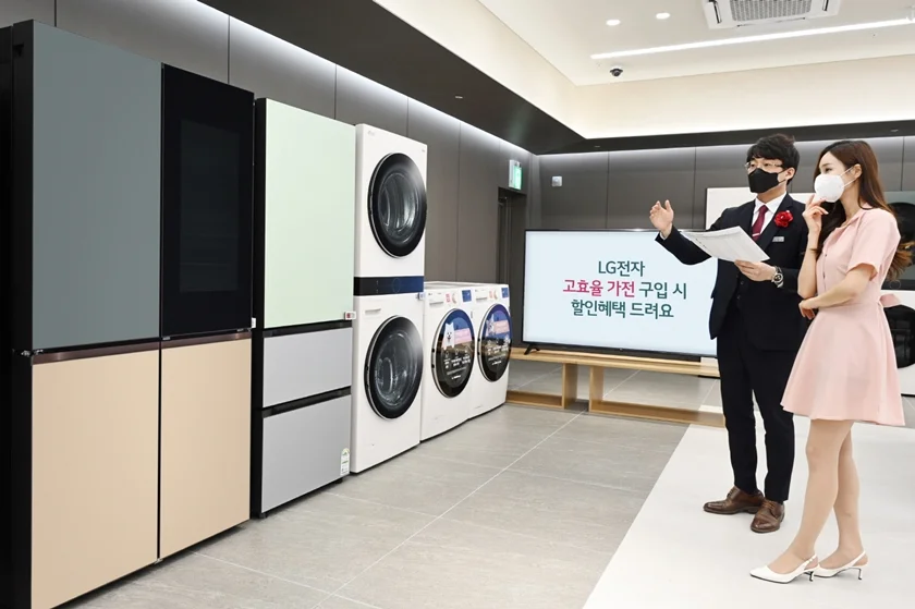 LG전자는 한국전력의 '고효율 가전제품 구매비용 지원사업'에 적극 동참하며, 이와 별도로 5월 31일까지 고효율 가전 인기모델 20개를 대상으로 모든 구입고객에게 제품당 최대 20만원 상당의 추가 할인혜택을 제공한다.