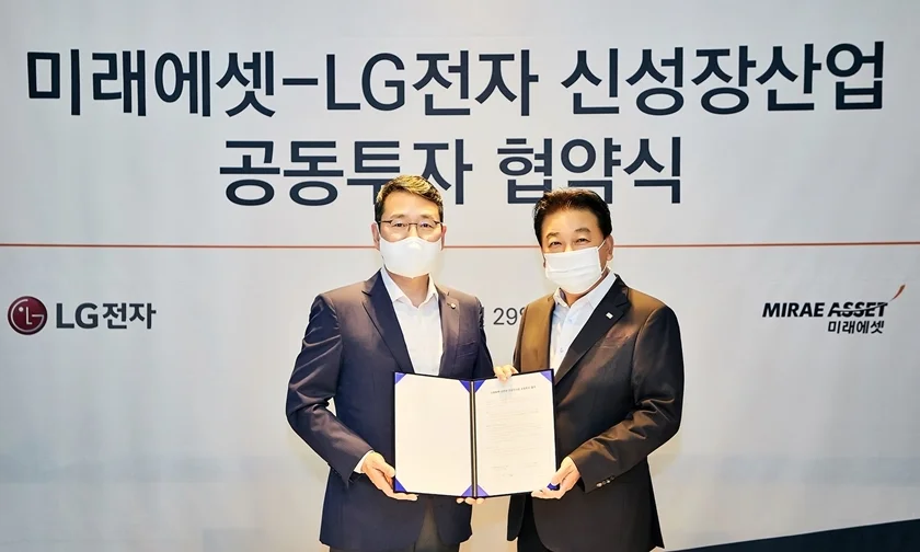 LG전자가 미래에셋그룹과 손잡고 신성장동력을 발굴하기 위해 국내외 유망 스타트업에 투자하는 1,000억 원 규모의 신규 펀드를 조성한다. 지난 29일 서울 종로구 포시즌스호텔에서 열린 공동투자 협약식에서 LG전자 CSO 조주완 부사장(왼쪽), 미래에셋캐피탈 이만희 대표(오른쪽)가 기념촬영을 하고 있다. 