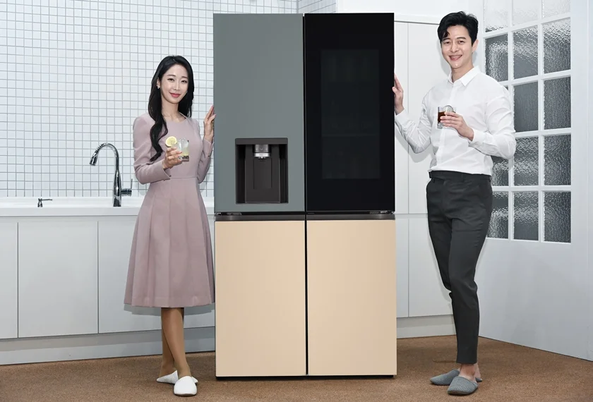 LG전자가 구형(球形) 얼음을 만드는 신기능을 탑재한 LG 오브제컬렉션 얼음정수기냉장고를 5일 출시한다. 모델이 칵테일, 위스키, 레모네이드, 아이스커피 등 시원한 음료를 집에서도 제대로 즐길 수 있게 해주며 음료의 풍미를 더해주는 지름 약 50밀리미터(mm)의 구형 얼음인 크래프트 아이스(Craft Ice)를 소개하고 있다.