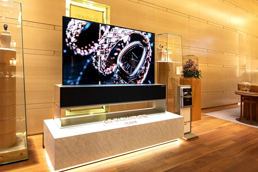 LG전자가 명품 보석 브랜드 불가리(BVLGARI)와 협업해 스위스 제네바와 취리히에 위치한 불가리 매장에 LG 시그니처 올레드 R를 전시하고 VVIP 고객 초청 행사를 열었다. 사진은 LG 시그니처 올레드 R가 스위스 취리히 소재 불가리 매장에 전시돼 있는 모습.