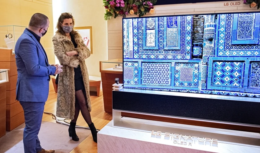 LG전자가 명품 보석 브랜드 불가리(BVLGARI)와 협업해 스위스 제네바와 취리히에 위치한 불가리 매장에 LG 시그니처 올레드 R를 전시하고 VVIP 고객 초청 행사를 열었다. 스위스 취리히 소재 불가리 매장을 찾은 고객이 LG 시그니처 올레드 R를 살펴보고 있다. LG전자가 명품 보석 브랜드 불가리(BVLGARI)와 협업해 스위스 제네바와 취리히에 위치한 불가리 매장에 LG 시그니처 올레드 R를 전시하고 VVIP 고객 초청 행사를 열었다. 스위스 취리히 소재 불가리 매장을 찾은 고객이 LG 시그니처 올레드 R를 살펴보고 있다.
