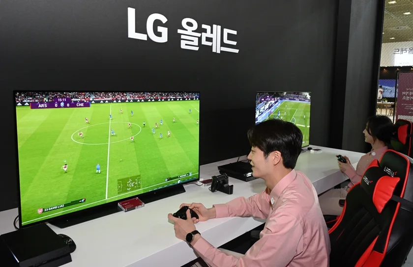 LG전자가 21일부터 사흘간 서울 삼성동 코엑스에서 열리는 월드IT쇼 2021에 참가해 차별화된 기술과 디자인을 선보인다. 모델들이 몰입감 넘치는 게이밍 성능을 즐길 수 있는 48형 LG 올레드 TV와 LG 울트라기어 게이밍 모니터로 최신 게임을 체험해보고 있다. LG전자가 21일부터 사흘간 서울 삼성동 코엑스에서 열리는 월드IT쇼 2021에 참가해 차별화된 기술과 디자인을 선보인다. 모델들이 몰입감 넘치는 게이밍 성능을 즐길 수 있는 48형 LG 올레드 TV와 LG 울트라기어 게이밍 모니터로 최신 게임을 체험해보고 있다.