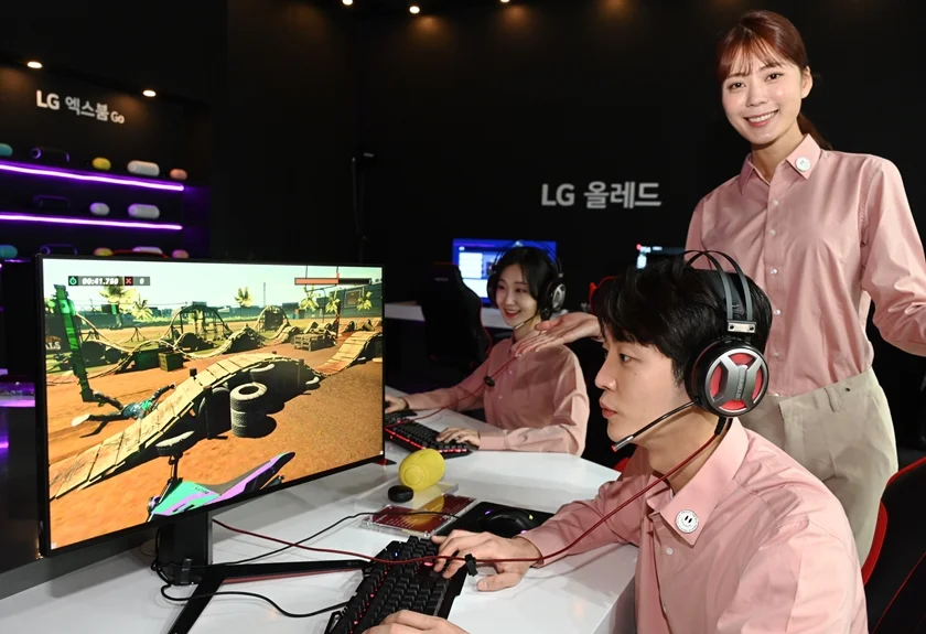 LG전자가 21일부터 사흘간 서울 삼성동 코엑스에서 열리는 월드IT쇼 2021에 참가해 차별화된 기술과 디자인을 선보인다. 모델들이 몰입감 넘치는 게이밍 성능을 즐길 수 있는 48형 LG 올레드 TV와 LG 울트라기어 게이밍 모니터로 최신 게임을 체험해보고 있다. LG전자가 21일부터 사흘간 서울 삼성동 코엑스에서 열리는 월드IT쇼 2021에 참가해 차별화된 기술과 디자인을 선보인다. 모델들이 몰입감 넘치는 게이밍 성능을 즐길 수 있는 48형 LG 올레드 TV와 LG 울트라기어 게이밍 모니터로 최신 게임을 체험해보고 있다.