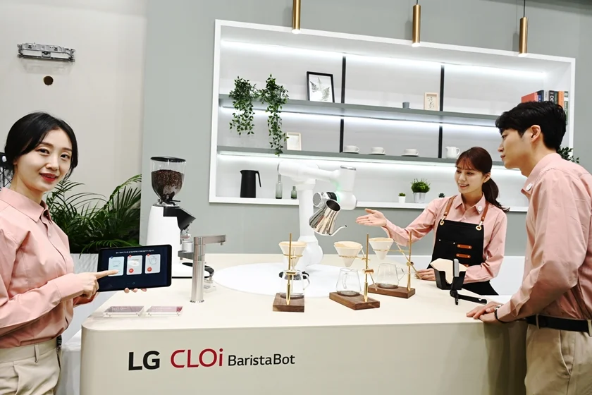 LG전자가 21일부터 사흘간 서울 삼성동 코엑스에서 열리는 월드IT쇼 2021에 참가해 차별화된 기술과 디자인을 선보인다. 모델들이 LG 클로이 바리스타봇이 핸드드립 커피를 만드는 모습을 살펴보고 있다. 이 로봇은 매 동작을 같은 속도와 시간으로 반복해 항상 일정한 맛과 향의 커피를 제공한다. LG전자가 21일부터 사흘간 서울 삼성동 코엑스에서 열리는 월드IT쇼 2021에 참가해 차별화된 기술과 디자인을 선보인다. 모델들이 LG 클로이 바리스타봇이 핸드드립 커피를 만드는 모습을 살펴보고 있다. 이 로봇은 매 동작을 같은 속도와 시간으로 반복해 항상 일정한 맛과 향의 커피를 제공한다.