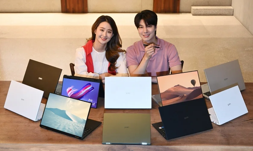 LG전자가 내달 15형 그램 신제품을 출시하는 등 다양한 크기와 색상의 ‘LG 그램(gram)’ 라인업으로 고객 선택의 폭을 넓힌다. 모델이 다양한 LG그램 라인업을 소개하고 있다. 