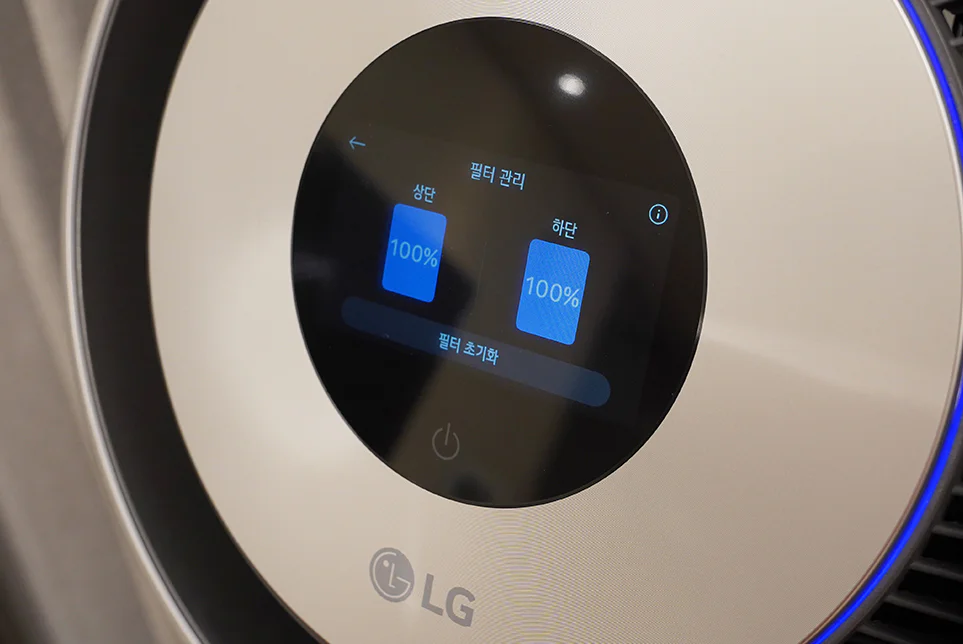 필터수명센서가 탑재된 LG 퓨리케어 360도 공기청정기 알파의 LCD 화면