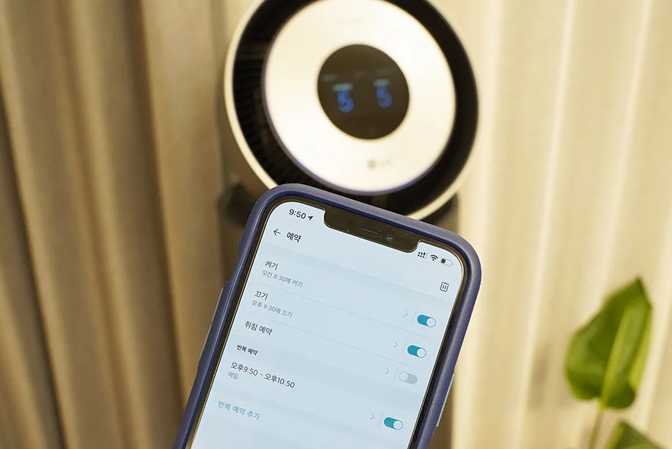 스마트폰으로 LG 퓨리케어 360도 공기청정기 알파의 예약을 설정하는 모습