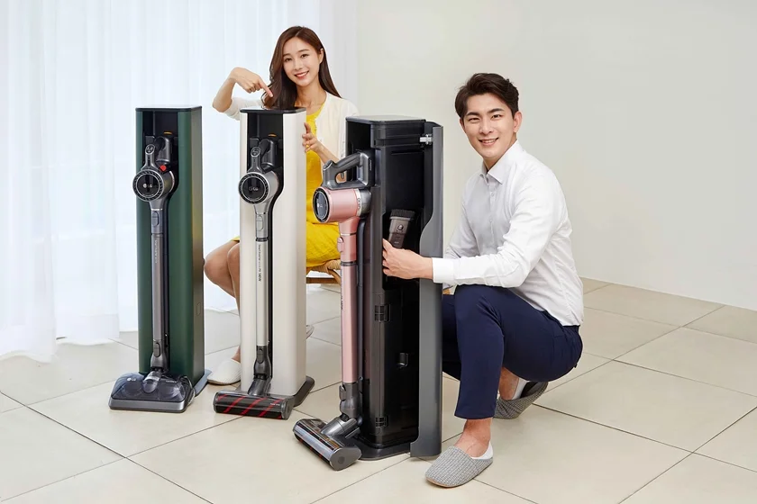 LG전자가 프리미엄 무선청소기 코드제로 A9과 A9S 씽큐 등 기존 모델을 사용하는 고객을 위해 신개념 거치대인 ‘올인원타워’를 별도 판매한다. 모델들이 각각 LG 코드제로 A9(사진 왼쪽)과 A9S 씽큐를 들고 청소기 충전, 액세서리 보관, 먼지통 비움이 한 번에 가능한 올인원타워를 소개하고 있다. 왼쪽부터 딥그레이, 카밍 베이지, 카밍 그린 색상의 올인원타워.