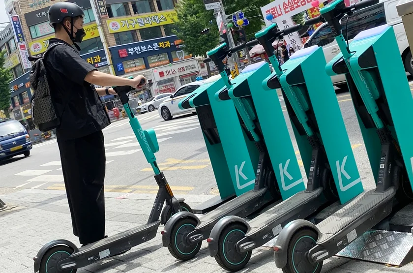LG전자가 전동킥보드 공유서비스업체 ‘킥고잉’과 함께 국내에서 처음으로 전동킥보드 무선충전 솔루션을 선보였다. 양사는 최근 LG전자가 독자 개발한 무선충전기술을 기반으로 경기도 부천시 역곡역 일대에 무선충전주차시설 5곳을 구축했다. 여기에 무선충전 수신패드를 갖춘 전동킥보드를 주차하면 자동으로 충전이 시작된다. 