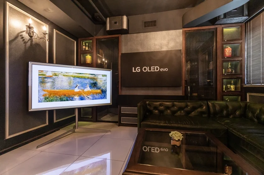 LG전자가 올해 새롭게 출시한 차세대 올레드 TV 'LG 올레드 에보(evo)'를 앞세워 프리미엄 TV 시장 공략에 속도를 낸다. 올해 TV 시장에서 올레드 TV 비중은 금액 기준으로 사상 첫 두 자릿수를 기록할 것으로 전망된다. 사진은 LG전자가 최근 홍콩에서 현지 거래선과 미디어를 초청해 진행한 신제품 발표행사에 LG 올레드 에보를 전시해 놓은 모습. 