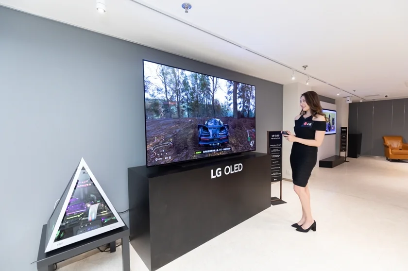 LG전자가 올해 새롭게 출시한 차세대 올레드 TV 'LG 올레드 에보(evo)'를 앞세워 프리미엄 TV 시장 공략에 속도를 낸다. 올해 TV 시장에서 올레드 TV 비중은 금액 기준으로 사상 첫 두 자릿수를 기록할 것으로 전망된다. 사진은 LG전자가 최근 홍콩에서 현지 거래선과 미디어를 초청해 진행한 신제품 발표행사에 LG 올레드 에보를 전시해 놓은 모습. 