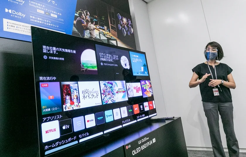 LG전자가 올해 출시한 차세대 올레드 TV인 LG 올레드 에보(evo)가 일본 최고 권위의 AV전문지 하이비(HiVi)로부터 61인치 이상 OLED TV 가운데 최고 제품으로 선정됐다. 사진은 LG전자 일본법인 관계자가 지난주 도쿄에서 열린 LG TV 신제품 소개 행사에서 LG 올레드 에보를 소개하는 모습 LG전자가 올해 출시한 차세대 올레드 TV인 LG 올레드 에보(evo)가 일본 최고 권위의 AV전문지 하이비(HiVi)로부터 61인치 이상 OLED TV 가운데 최고 제품으로 선정됐다. 사진은 LG전자 일본법인 관계자가 지난주 도쿄에서 열린 LG TV 신제품 소개 행사에서 LG 올레드 에보를 소개하는 모습