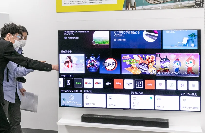LG전자가 올해 출시한 차세대 올레드 TV인 LG 올레드 에보(evo)가 일본 최고 권위의 AV전문지 하이비(HiVi)로부터 61인치 이상 OLED TV 가운데 최고 제품으로 선정됐다. 사진은 LG전자 일본법인 관계자가 지난주 도쿄에서 열린 LG TV 신제품 소개 행사에서 LG 올레드 에보를 소개하는 모습 LG전자가 올해 출시한 차세대 올레드 TV인 LG 올레드 에보(evo)가 일본 최고 권위의 AV전문지 하이비(HiVi)로부터 61인치 이상 OLED TV 가운데 최고 제품으로 선정됐다. 사진은 LG전자 일본법인 관계자가 지난주 도쿄에서 열린 LG TV 신제품 소개 행사에서 LG 올레드 에보를 소개하는 모습