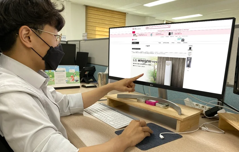 LG전자가 지속가능한 상생을 실천하기 위해 2·3차 협력사에도 복지 서비스를 확대한다. 31일부터 기존 1차 협력사에 이어 2·3차 협력사도 LG전자가 운영하는 온라인 복지몰(https://with.lglifecare.com)을 이용할 수 있다. 복지몰에는 LG전자 제품을 포함한 다양한 상품은 물론 여행, 공연, 스포츠, 금융, 교육 등 다양한 서비스가 합리적인 가격으로 판매된다. 사진은 협력사 임직원이 온라인 복지몰을 이용하고 있는 모습. 