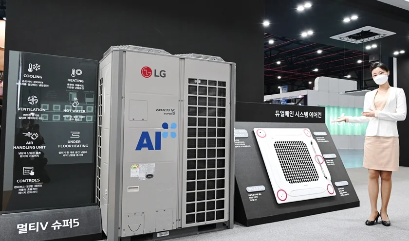 LG전자가 12일부터 14일까지 서울 대치동 세텍(SETEC)에서 열리는 ‘2021 대한민국 기계설비전시회(HVAC KOREA 2021)’에 참가했다. LG전자는 이번 전시회에서 업계 최초로 AI+ 인증을 받은 휘센 시스템 에어컨 대표제품인 멀티브이(MULTI V), 기존 천장형 실내기의 기류를 조절하는 4개의 베인(vane, 날개) 외에 제품 내부에 투명한 날개인 4개의 에어가드를 추가해 6가지 공간맞춤 기류(氣流)를 구현한 듀얼베인 시스템 에어컨 등 공기질 토털 솔루션을 선보였다. LG전자가 12일부터 14일까지 서울 대치동 세텍(SETEC)에서 열리는 ‘2021 대한민국 기계설비전시회(HVAC KOREA 2021)’에 참가했다. LG전자는 이번 전시회에서 업계 최초로 AI+ 인증을 받은 휘센 시스템 에어컨 대표제품인 멀티브이(MULTI V), 기존 천장형 실내기의 기류를 조절하는 4개의 베인(vane, 날개) 외에 제품 내부에 투명한 날개인 4개의 에어가드를 추가해 6가지 공간맞춤 기류(氣流)를 구현한 듀얼베인 시스템 에어컨 등 공기질 토털 솔루션을 선보였다.