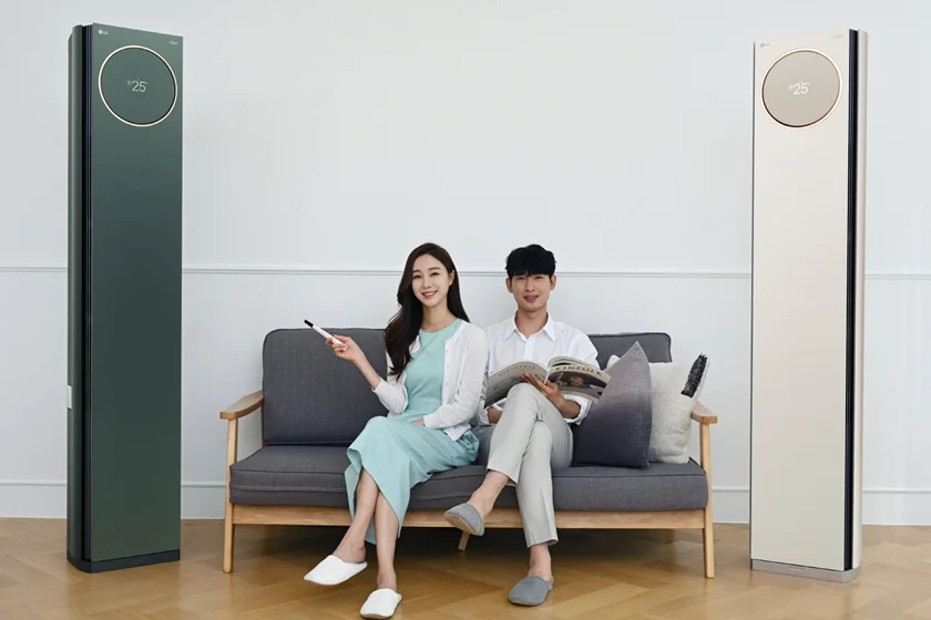 LG전자가 여름 성수기를 앞두고 새로운 색상의 오브제컬렉션 모델을 추가로 내놓으며 ‘휘센 타워’ 에어컨의 인기를 이어간다. 모델들이 오브제컬렉션 색상이 적용된 LG 휘센 타워 에어컨을 소개하고 있다. 왼쪽부터 카밍 그린, 카밍 베이지.