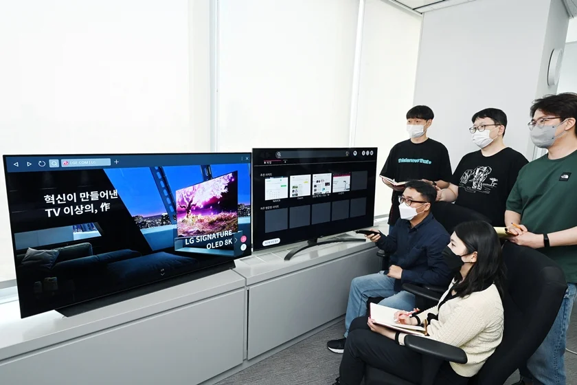 LG전자가 2018년부터 작넌까지 출시한 webOS TV에 대규모 소프트웨어 업그레이드를 진행한다. 고객들은 업그레이드를 통해 기존 모델에서도 최신 webOS 브라우저의 신기능을 이용할 수 있다. LG전자 연구원들이 최신 TV와 재작년 출시된 제품에 각각 탑재된 webOS 브라우저를 비교해가며 테스트를 진행하고 있다. LG전자가 2018년부터 작넌까지 출시한 webOS TV에 대규모 소프트웨어 업그레이드를 진행한다. 고객들은 업그레이드를 통해 기존 모델에서도 최신 webOS 브라우저의 신기능을 이용할 수 있다. LG전자 연구원들이 최신 TV와 재작년 출시된 제품에 각각 탑재된 webOS 브라우저를 비교해가며 테스트를 진행하고 있다.