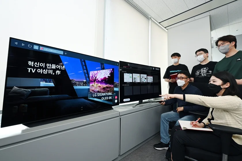 LG전자, 3년 전 webOS TV도 최신 브라우저(Browser)로 업그레이드 LG전자가 2018년부터 작넌까지 출시한 webOS TV에 대규모 소프트웨어 업그레이드를 진행한다. 고객들은 업그레이드를 통해 기존 모델에서도 최신 webOS 브라우저의 신기능을 이용할 수 있다. LG전자 연구원들이 최신 TV와 재작년 출시된 제품에 각각 탑재된 webOS 브라우저를 비교해가며 테스트를 진행하고 있다.