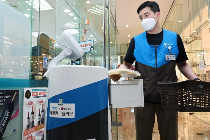 LG전자가 GS리테일과 함께 실내 로봇 배달 서비스를 확대한다. 서울 강남구 역삼동에 위치한 GS타워에서 ‘LG 클로이 서브봇(LG CLOi ServeBot)’이 고객에게 편의점 주문 물건을 전달하고 있다.