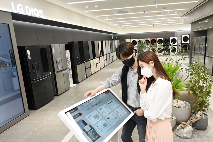LG전자, 국내 가전업계 첫 無人매장 열었다 LG전자가 26일부터 국내 가전회사 가운데 처음으로 무인매장을 운영한다. 모델들이 무인매장에서 키오스크를 이용해 제품 정보를 확인하고 있다.