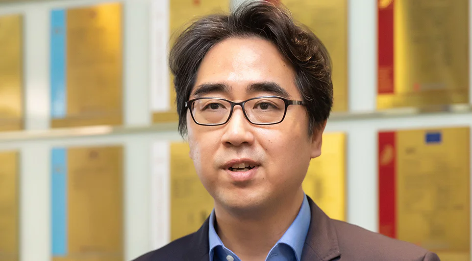 인터뷰를 진행하는 김동욱 DXT센터장
