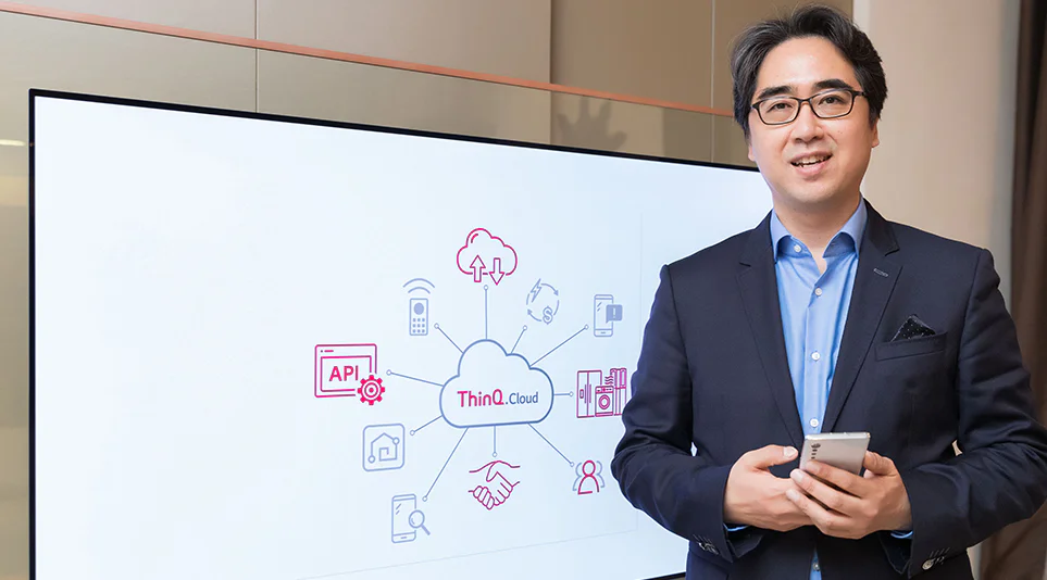 ThinQ Cloud 이미지 앞에서 인터뷰를 진행하는 김동욱 DXT센터장
