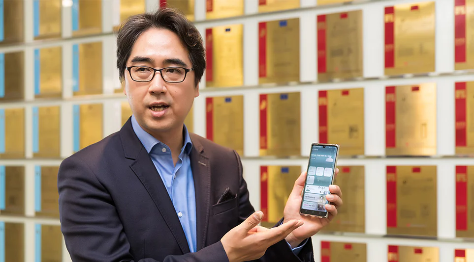 LG ThinQ 앱을 소개하는 김동욱 DXT센터장
