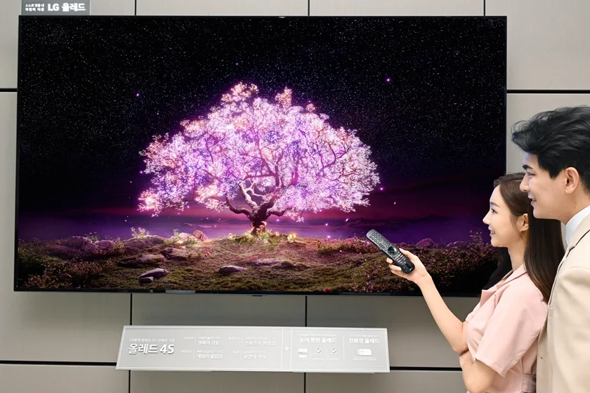 모델들이 LG 올레드 TV(모델명: 83C1)를 소개하고 있다. 모델들이 LG 올레드 TV(모델명: 83C1)를 소개하고 있다.
