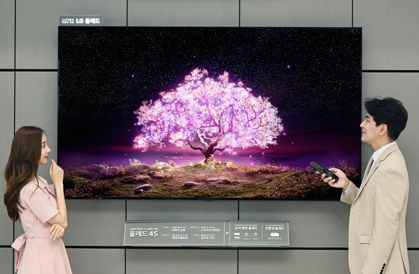 모델들이 양쪽에서 LG 올레드 TV(모델명: 83C1)를 소개하고 있다. 모델들이 양쪽에서 LG 올레드 TV(모델명: 83C1)를 소개하고 있다.