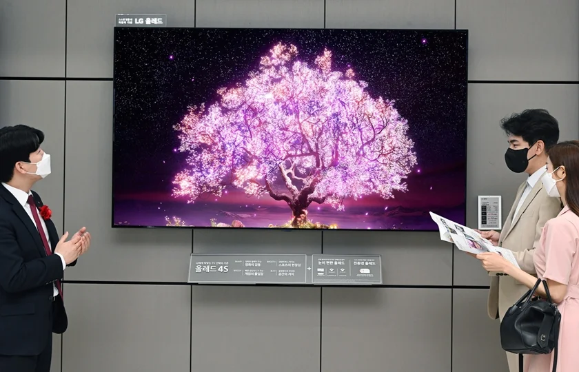 LG베스트샵 판매 직원이 LG 올레드 TV(모델명: 83C1)를 소개하고 있다. LG베스트샵 판매 직원이 LG 올레드 TV(모델명: 83C1)를 소개하고 있다.