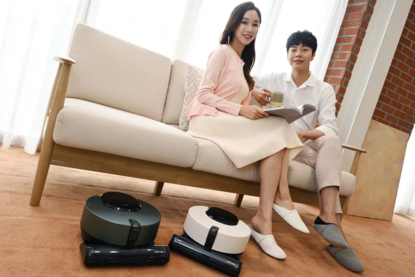 모델들이 소개하고 있는 신제품, 왼쪽부터 카밍 그린, 카밍 베이지 색상의 LG 코드제로 R9 오브제컬렉션 모델들이 소개하고 있는 신제품, 왼쪽부터 카밍 그린, 카밍 베이지 색상의 LG 코드제로 R9 오브제컬렉션
