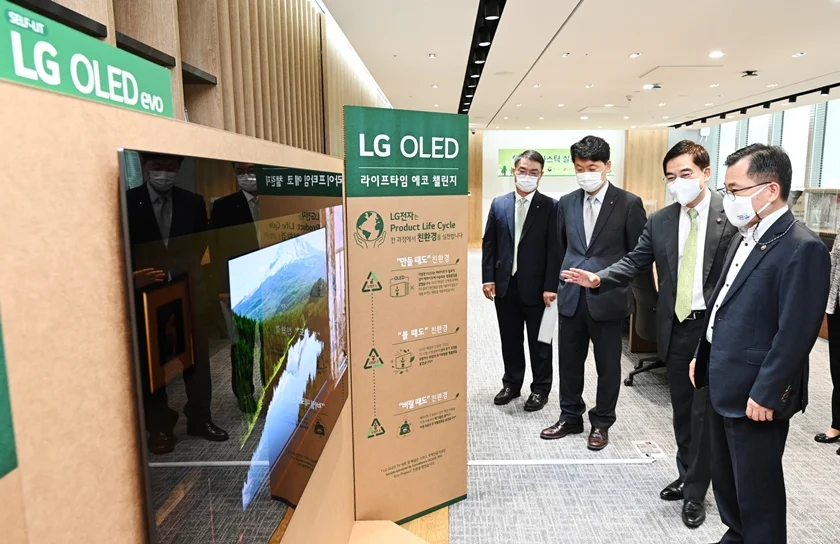 1일 강서구 LG사이언스파크에서 열린 탈플라스틱 실천 협약식에서 LG전자 박형세 HE사업본부장(왼쪽)이 홍정기 환경부 차관(오른쪽)에게 플라스틱 사용의 원천 감축이 가능한 LG 올레드 TV를 설명하고 있다. 1일 강서구 LG사이언스파크에서 열린 탈플라스틱 실천 협약식에서 LG전자 박형세 HE사업본부장(왼쪽)이 홍정기 환경부 차관(오른쪽)에게 플라스틱 사용의 원천 감축이 가능한 LG 올레드 TV를 설명하고 있다.