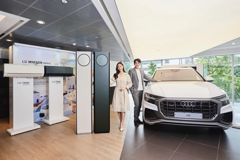 LG전자가 독일 프리미엄 자동차 브랜드인 아우디(Audi)와 손잡고 휘센 타워 에어컨 공동 마케팅을 진행한다. 모델들이 아우디 국내 공식딜러인 고진모터스의 매장 가운데 서울시 강남구 소재 도산대로점에서 LG 휘센 타워 에어컨(사진 왼쪽)과 아우디 Q8 차량을 소개하고 있다.