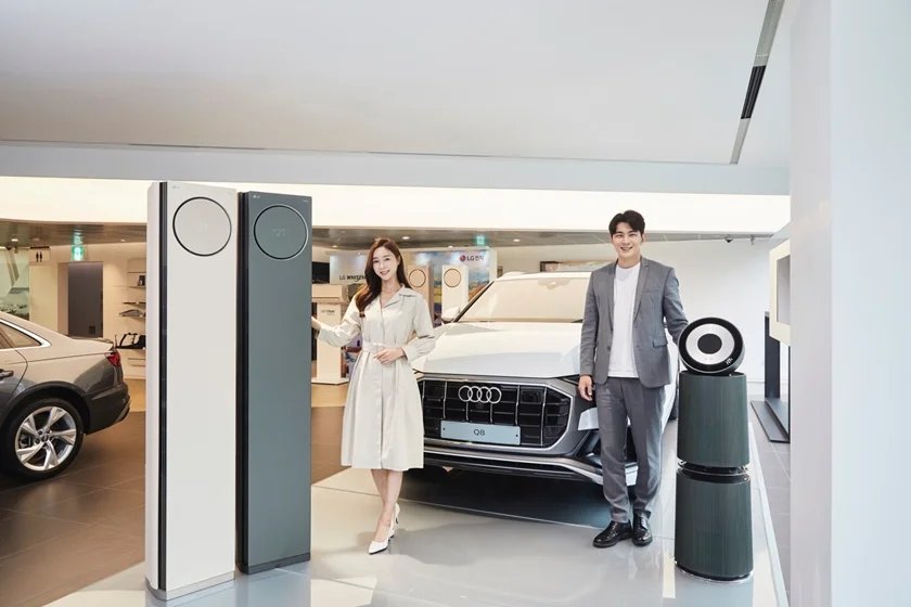 LG전자가 독일 프리미엄 자동차 브랜드인 아우디(Audi)와 손잡고 휘센 타워 에어컨 공동 마케팅을 진행한다. 모델들이 아우디 국내 공식딜러인 고진모터스의 매장 가운데 서울시 강남구 소재 도산대로점에서 LG 휘센 타워 에어컨(사진 왼쪽)과 아우디 Q8 차량을 소개하고 있다.