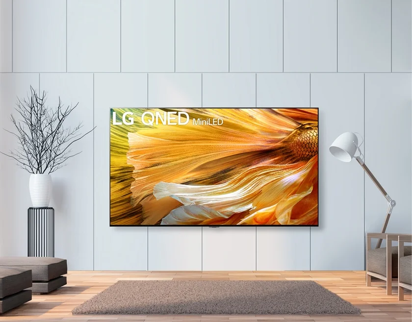 LG QNED MiniLED가 집 안 공간과 조화를 이루며 중앙에 배치돼 있는 모습. 
