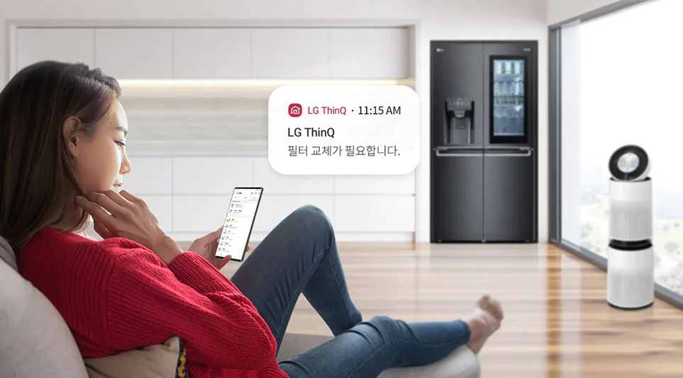 연결된 가전제품을 케어하는 LG ThinQ 앱을 사용하는 여성