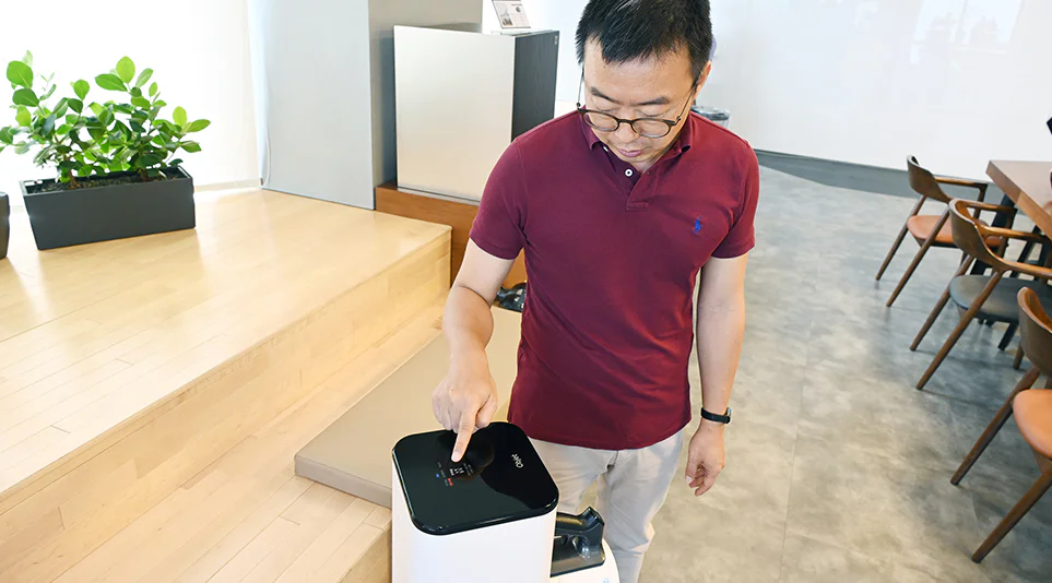 LG 올인원타워 먼지비움 자동/수동 모드를 시연하고 있는 유병도 책임