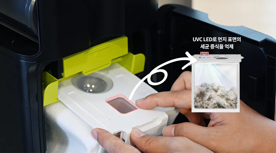 LG올인원타워 내부구조와 먼지봉투를 설명하는 모습
