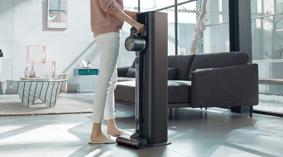 청소 후 LG 올인원타워에 청소기를 거치하는 모습