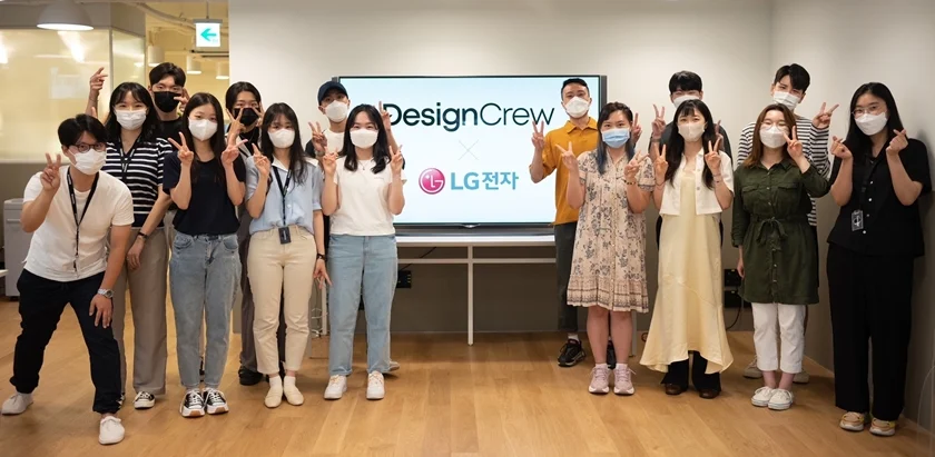 Z세대 대학생들이 참여하는 ‘디자인크루(Design Crew)’ 참가자들이 기념촬영을 하고 있다. Z세대 대학생들이 참여하는 ‘디자인크루(Design Crew)’ 참가자들이 기념촬영을 하고 있다.